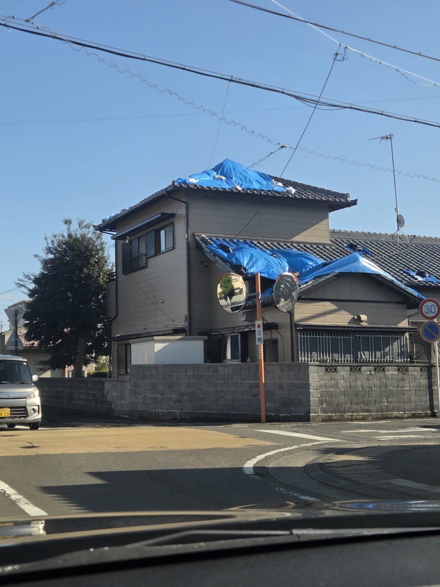 牧之原の熱帯魚屋さんに行こうとしたら、まさに竜巻被害の中心地で、店は凹んでいてもちろんやってないし、かなり規模が大きく悲惨な光景を目にしてしまいました。