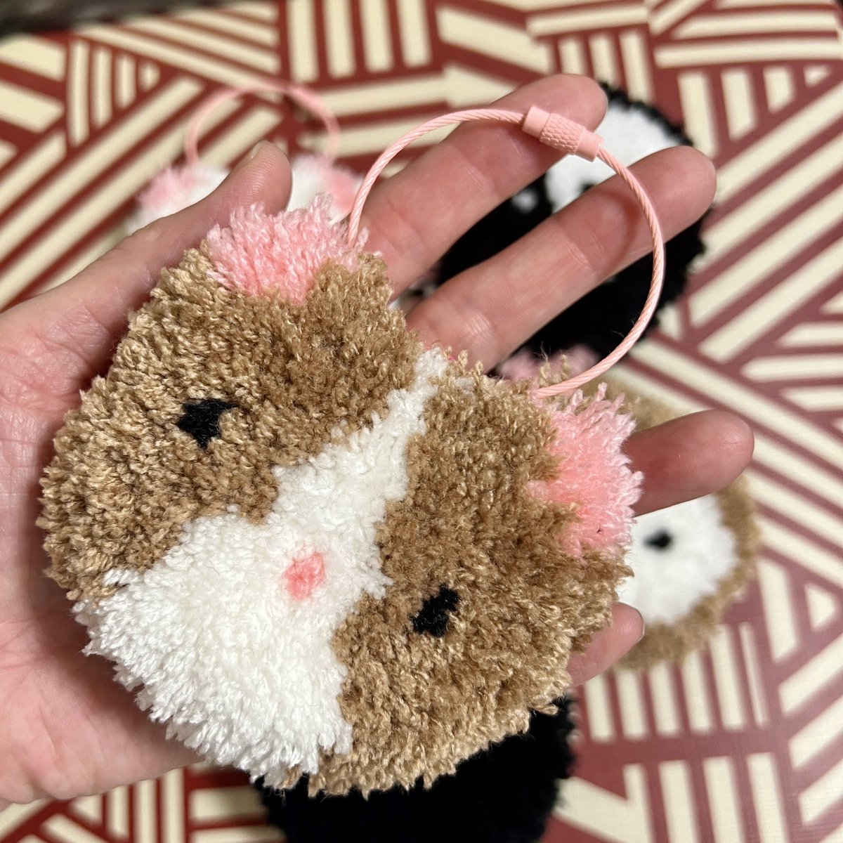 タフティングキーチャーム🔑🐱🐶

ふわふわのアクリル毛糸でネコちゃん、ワンちゃんをタフティング🧶
キーチャームにしました🔑

表側はお顔、うしろは nyafting🧶 オリジナルネーム付き！
一点一点手縫いで仕上げています🪡🧵

本日20時から販売します↓

shito-maru.stores.jp/items/68de24ec…