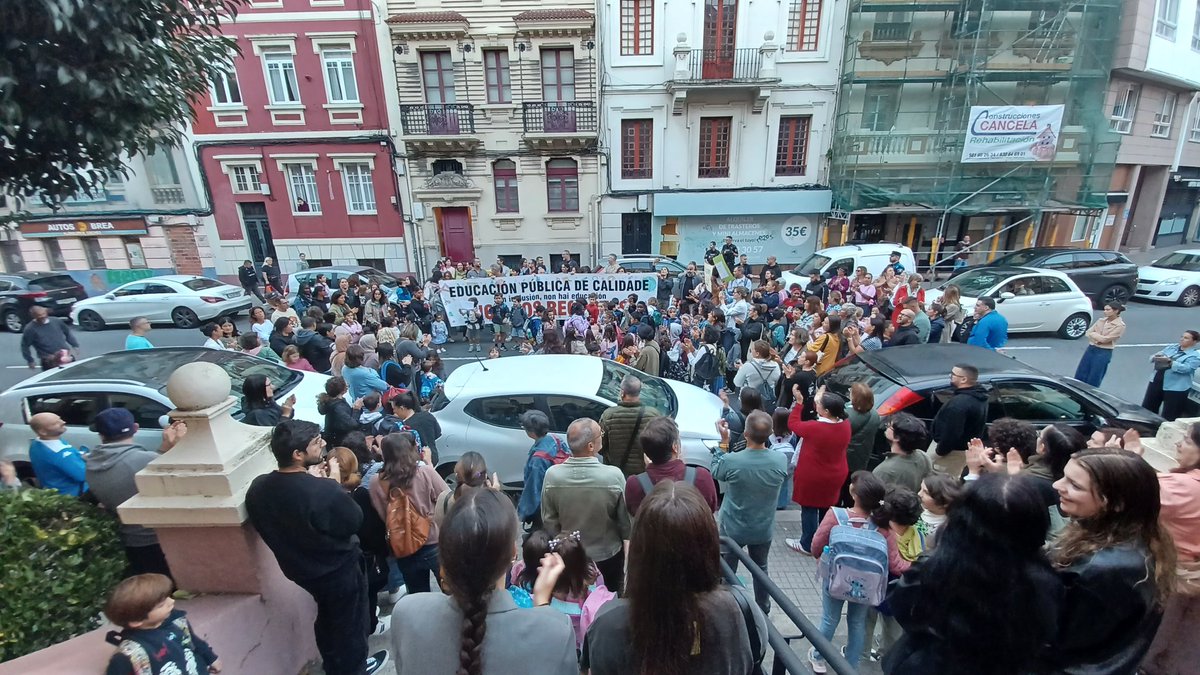 vocescoruna's tweet photo. Protesta de los padres de alumnos del colegio Concepción Arenal para pedir más profesores de apoyo en el centro. #VDAC https://t.co/TU1ztRW71L