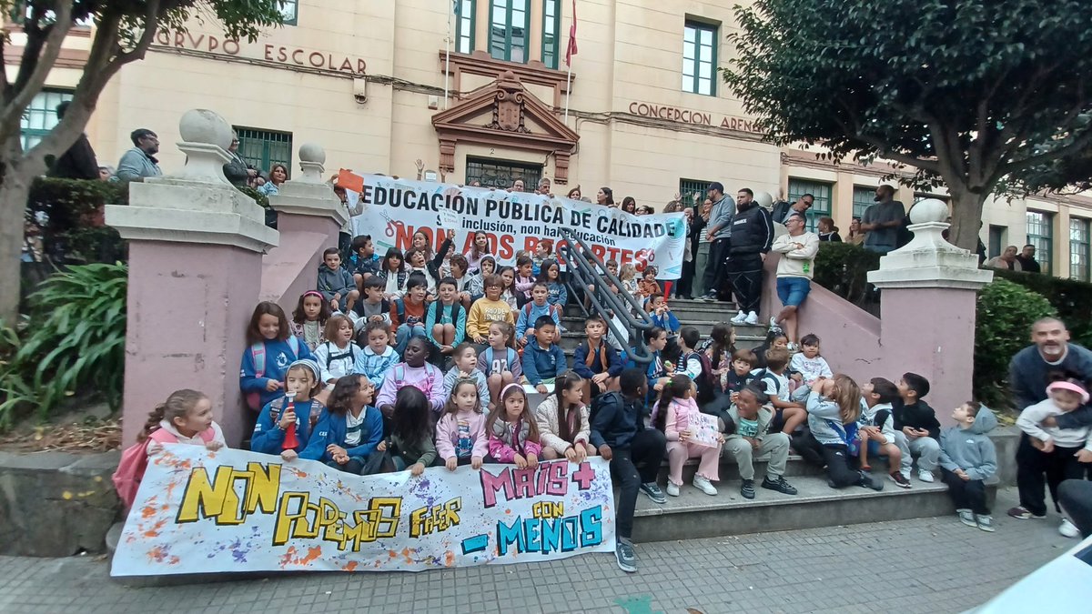 vocescoruna's tweet photo. Protesta de los padres de alumnos del colegio Concepción Arenal para pedir más profesores de apoyo en el centro. #VDAC https://t.co/TU1ztRW71L