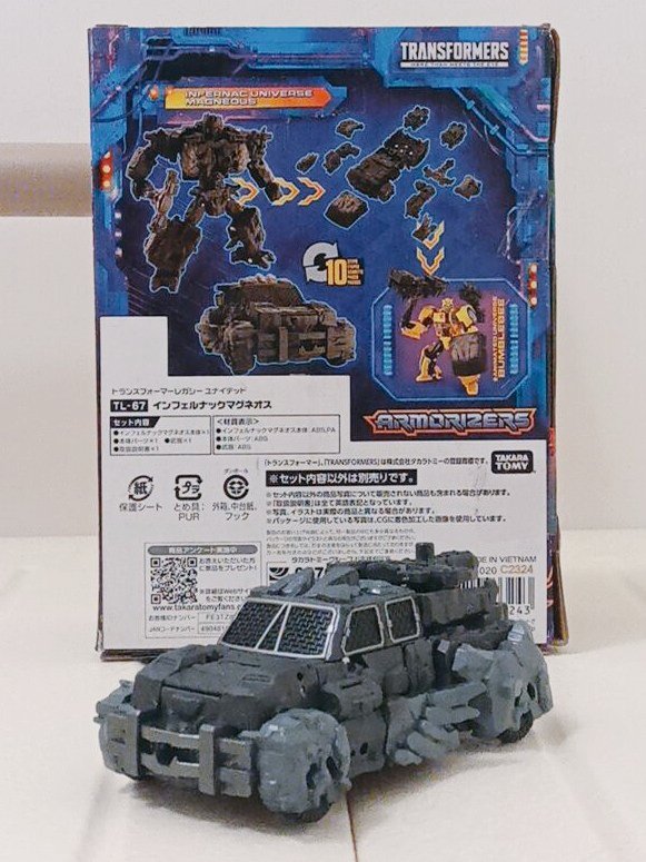 D1W4V5gQ8A87294's tweet image. ビークルモード。全体的に岩石状のモールドが入っていてゴツい印象です。全身をバラして他のTFの強化パーツになります。
#磁石の日 
#トランスフォーマー
