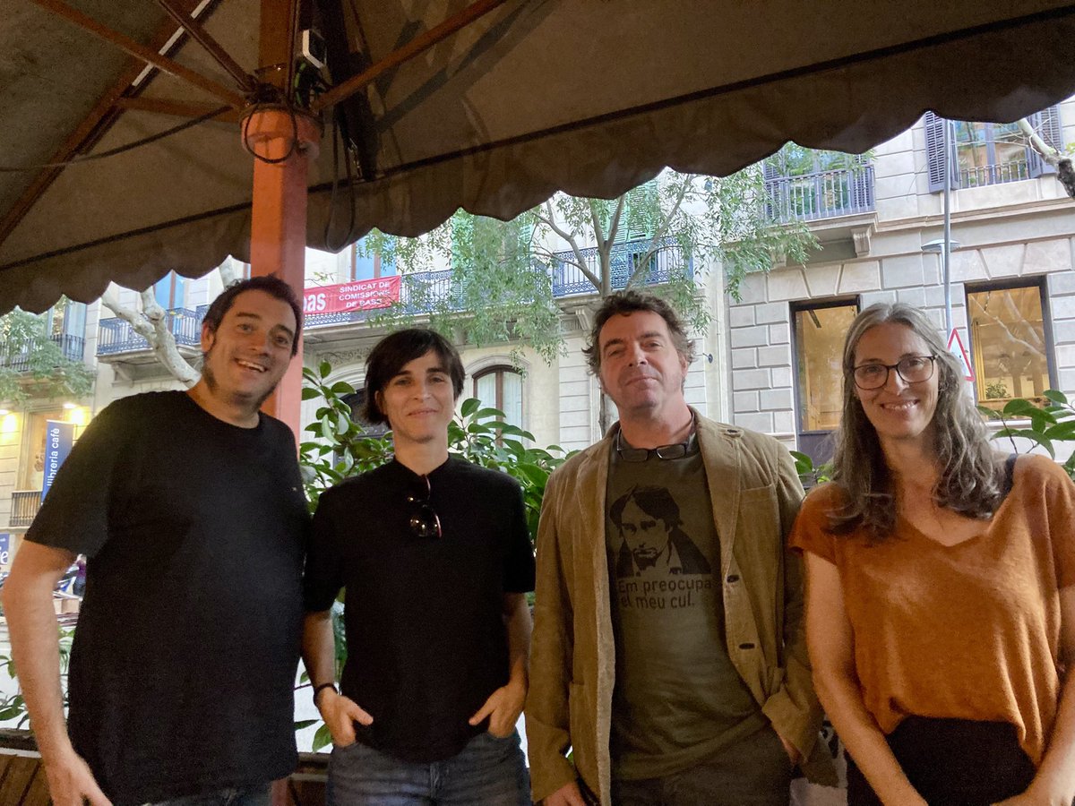 Ahir, a Barcelona city, amb alguns dels integrants del Dream Team LlunydelRamat que aviat trauran novetat amb nosaltres.

D’esquerra a dreta Juan Miguel Garcia Nogueroles, Maria Altimira, un servidor i la Chantal Ferrer. 

A la tribu de LlunydelRamat hi ha moviment! Esteu atents.