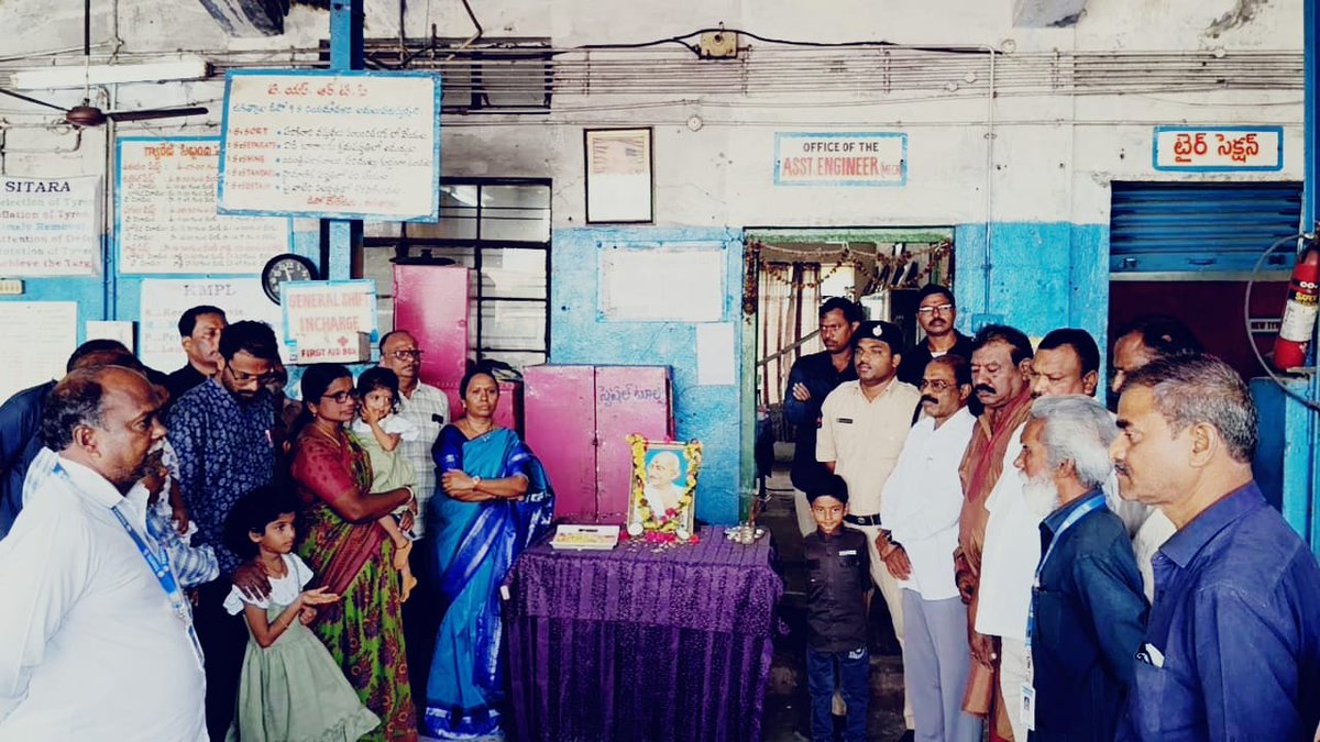 Dm_Jgtl_tgsrtc's tweet image. On the joyous occasion of Dussehra and the birth anniversary of Mahatma Gandhi,I extend my heartfelt greetings to all.
 Let us celebrate the triumph of good over evil and uphold the values of truth, peace, and non-violence.
 Warm wishes from -TGSRTC #Jgtldepot