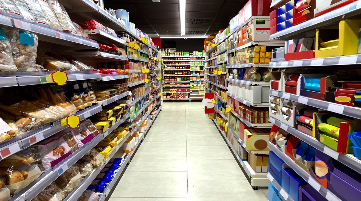 whatsontheshel1's tweet photo. Supermarket aisle like a clean, endless street lined with shelves on both sides.

https://t.co/HBYydJGuQt

#SupermarketStreet #RetailDesign #AisleView #StoreLayout #Planogram #VisualMerchandising #ShelfDisplay #PackagingDesign #BrandlessMockup #RetailInspiration https://t.co/lTNdPk8Sv0