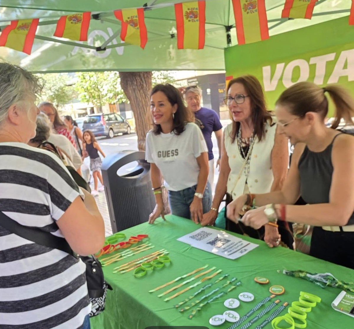Espectacular la mesa informativa en San Juan de Alicante durante esta mañana.
Muchos afiliados, simpatizantes y vecinos se han acercado para hablar de lo que nos importa.
#Cuidalotuyo 
🇪🇸💚