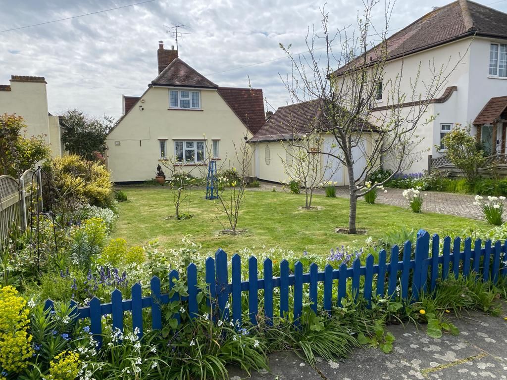 FrintonHolidays's tweet image. Discover Professors Lodge: Enjoy a pet-friendly 5-night October stay for 6/7 with gardens, a conservatory, ground-floor shower, spacious living, dining, kitchen, 3 bedrooms, and a bathroom. #PetFriendly #FamilyGetaway #OctoberBreak #CountrysideRetreat #GardenViews #CozyStay