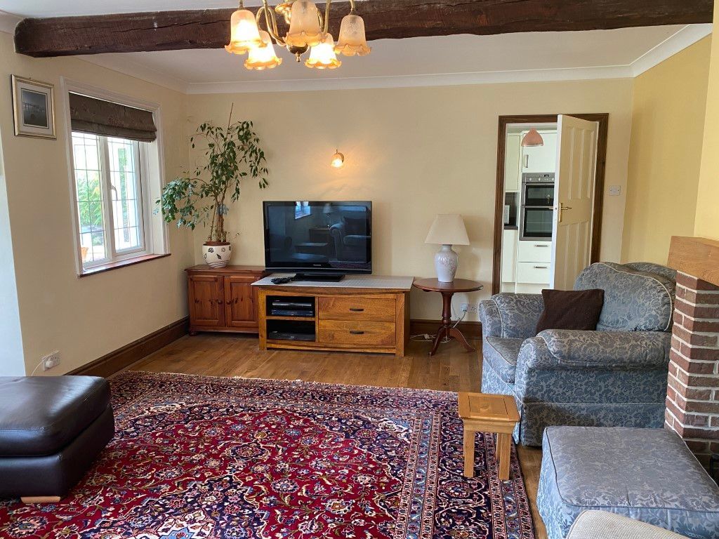 FrintonHolidays's tweet image. Discover Professors Lodge: Enjoy a pet-friendly 5-night October stay for 6/7 with gardens, a conservatory, ground-floor shower, spacious living, dining, kitchen, 3 bedrooms, and a bathroom. #PetFriendly #FamilyGetaway #OctoberBreak #CountrysideRetreat #GardenViews #CozyStay