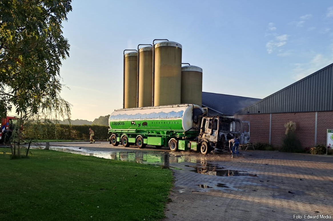 Vrachtwagentrekker volledig uitgebrand op boerenerf