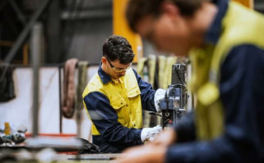 ADER_express's tweet photo. La industria española, el motor silencioso que sostiene el 70% de las exportaciones.

Con casi tres millones de empleos directos. El reto del relevo generacional amenaza con dejar más de 100.000 vacantes sin cubrir en un sector clave para el futuro.

https://t.co/kmBeJ1sEmn https://t.co/s51WdRYclB
