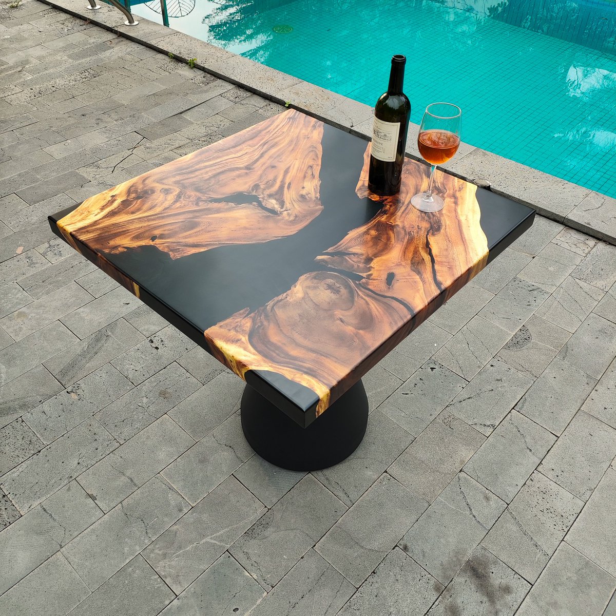 LumberGrand's tweet image. Pour the wine, set the mood. 🍷 

This table was made for slow sips, deep talks, and nights that you don&apos;t want to end.

🛒 Shop now to turn every night into something special!

#LumberGrand #TableTop #LiveedgeTable #EpoxyTableTop #HandmadeFurniture #CustomFurniture #HomeDecor