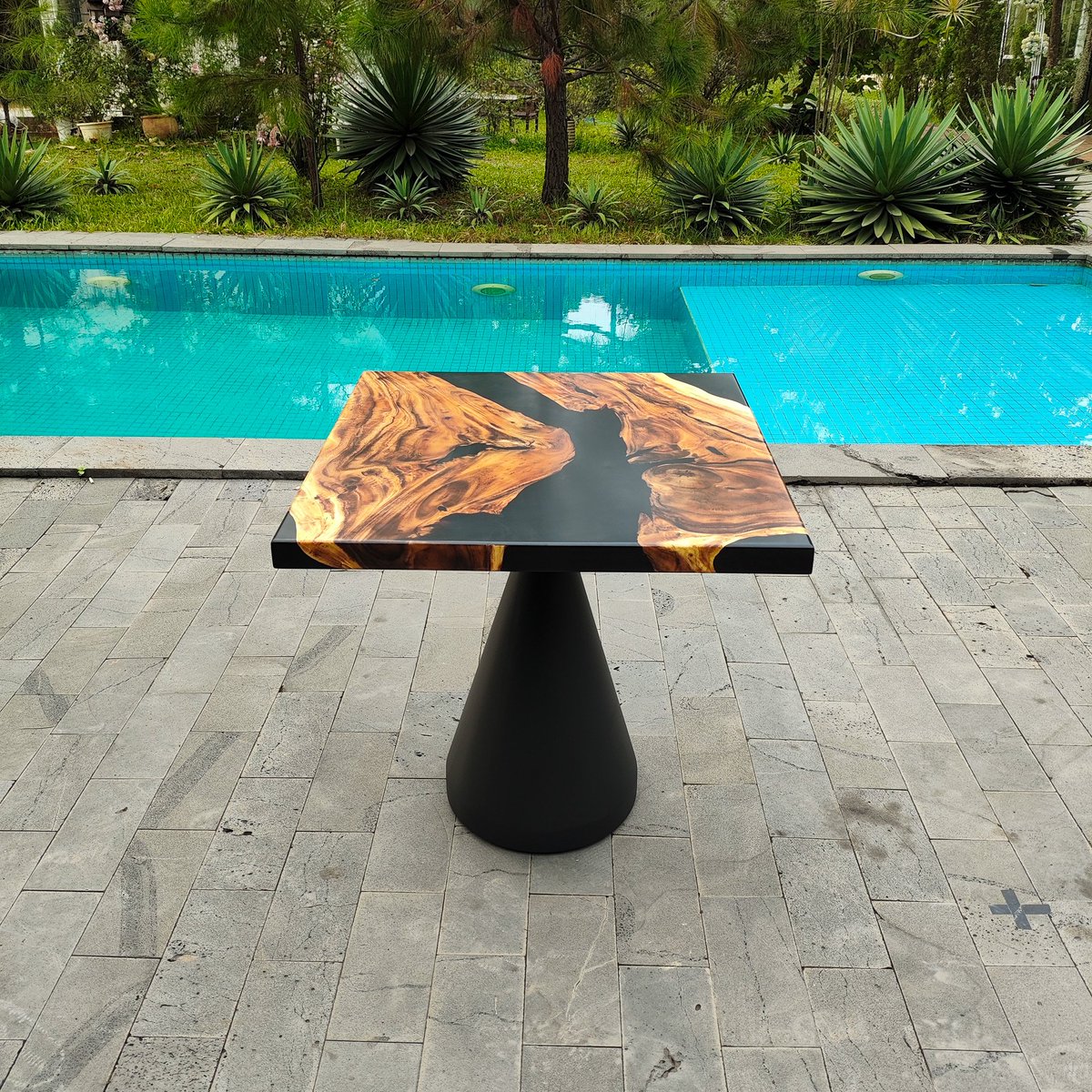 LumberGrand's tweet image. Pour the wine, set the mood. 🍷 

This table was made for slow sips, deep talks, and nights that you don&apos;t want to end.

🛒 Shop now to turn every night into something special!

#LumberGrand #TableTop #LiveedgeTable #EpoxyTableTop #HandmadeFurniture #CustomFurniture #HomeDecor