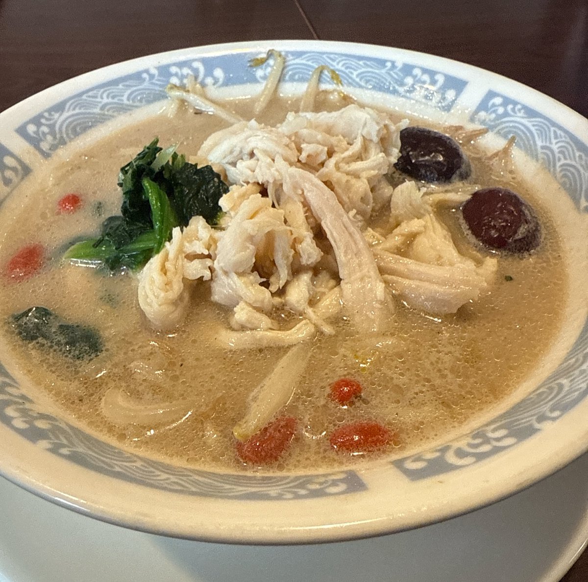 自宅のキッチンが空いてなくてお弁当が作れず外食😢

《蒸し鶏と棗の薬膳麻辣湯》

とりあえず「薬膳」ってつけたらいいって思ってない？

棗と枸杞を入れたら薬膳になるとか思ってませんか？

（まあ…なる場合もあるけれど）