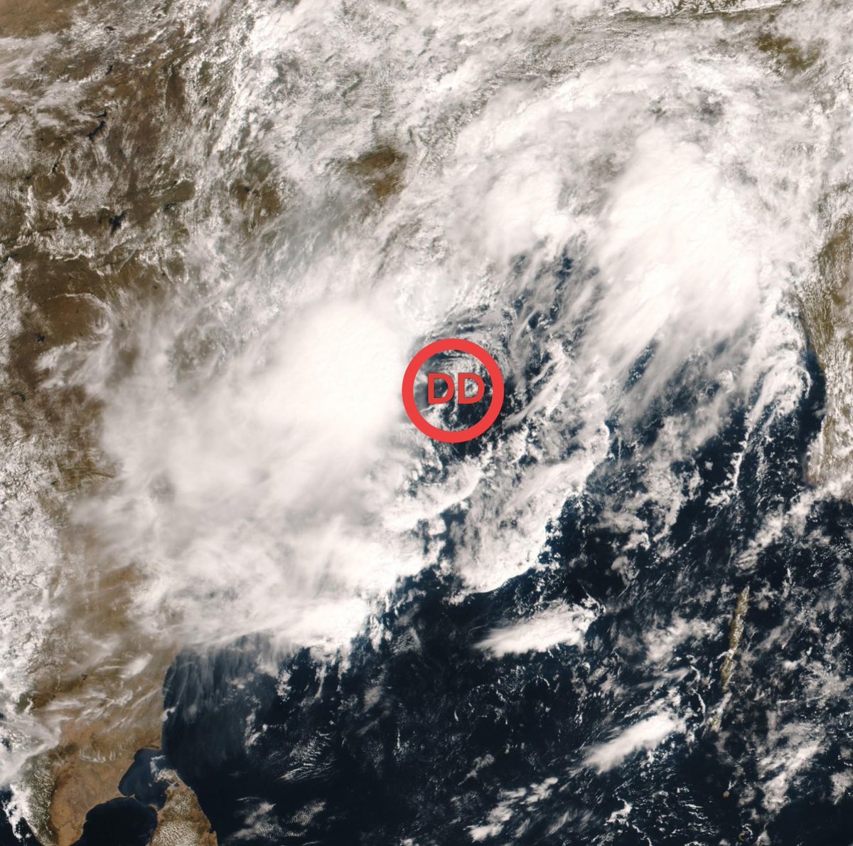 shetty_athreya's tweet image. BoB #DeepDepression Update 3

DD moved NNW over last 10hrs and now lies 83 km SE of #Gopalpur. Most convection remains sheared to the west of the system.

Landfall slated to begin by 3pm. Post landfall to weaken into a Depression and rapidly move NNW towards north Chattisgarh by