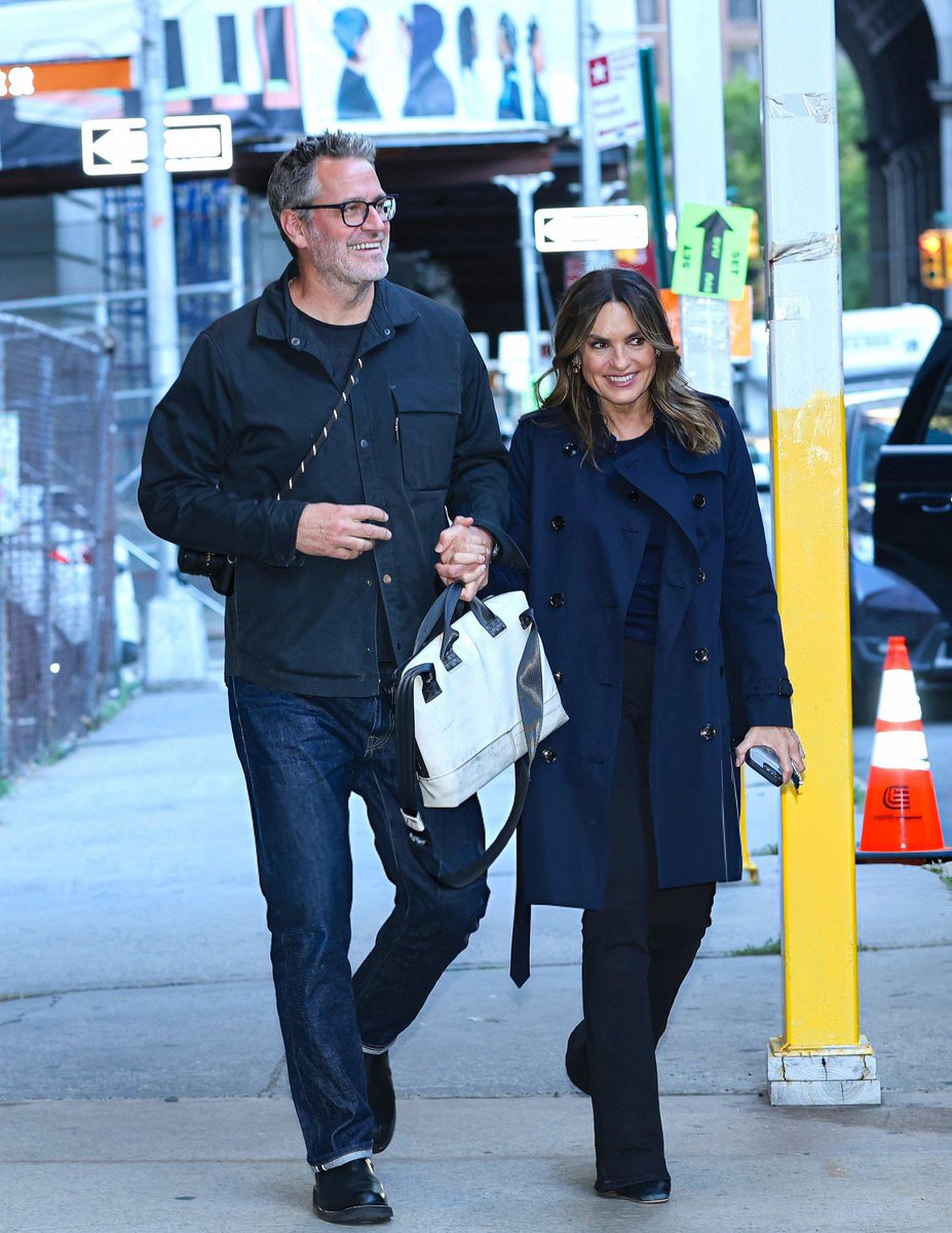 mhargitay__'s tweet photo. Mom and dad on set 🥰 https://t.co/GlqRefA92w