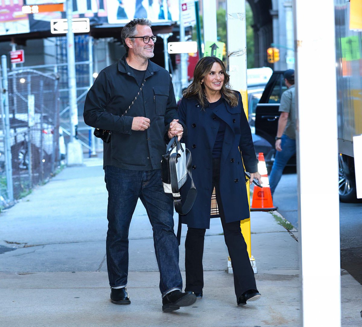 mhargitay__'s tweet photo. Mom and dad on set 🥰 https://t.co/GlqRefA92w