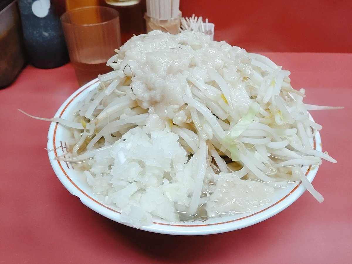tajigon_jp's tweet photo. ラーメン麺徳 東陽町店にてラーメン＋生卵を食す！
コールは太麺、ヤサイ大盛、脂マシ、タマネギ。
先日の雨の日の昼は意外にも混んでいたので、オープン直後に入店！
#ラーメン #麺徳 #東陽町 #二郎系 #二郎インスパイア https://t.co/NLKgYribP4