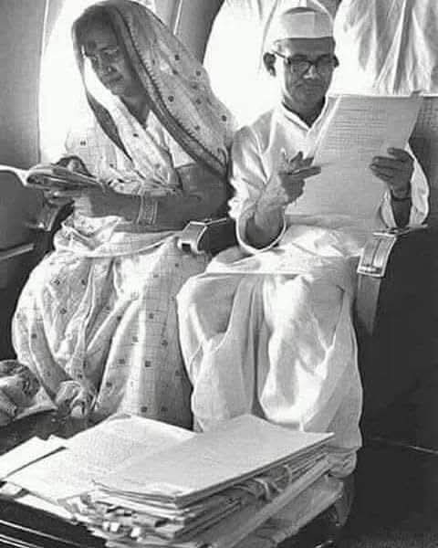 ChapraZila's tweet image. उन्होंने मां को नहीं बताया था कि वो रेल मंत्री हैं। कहा था कि &quot;मैं रेलवे में नौकरी करता हूं&quot;। वह एक बार किसी कार्यक्रम में आए थे जब उनकी मां भी वहां पूछते पूछते पहुंची कि मेरा बेटा भी आया है, वह भी रेलवे में है।

लोगों ने पूछा क्या नाम है जब उन्होंने नाम बताया तो सब चौंक गए &quot;…