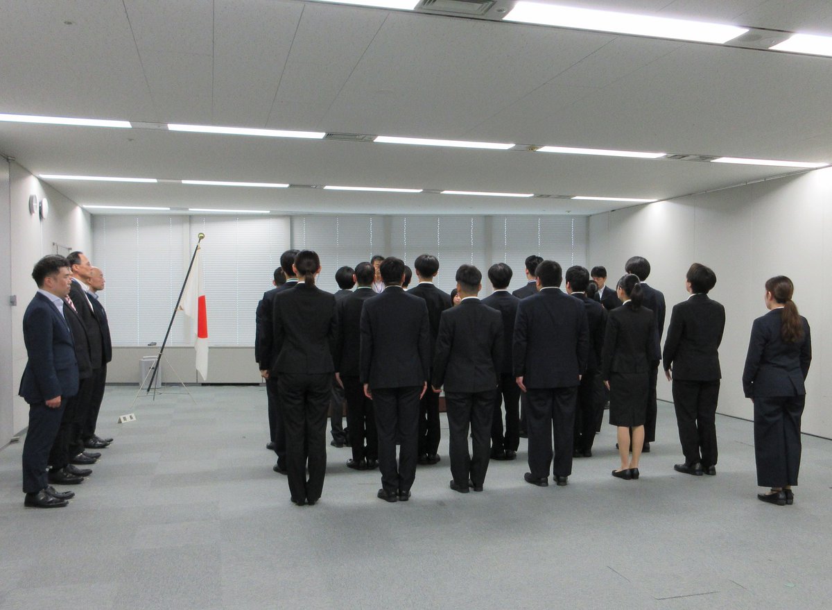 mod_kitakanDB's tweet image. ＃防衛省 #北関東防衛局 #採用 担当です！
10月1日、令和８年度採用 関東甲信越ブロック #一般職 #大卒 の内定式を実施しました。
局長から内定書を交付され、自覚が芽生えた内定者の後ろ姿は、緊張感に包まれつつも、とても頼もしいものがありました！
4月から一緒に働けることを楽しみにしています！