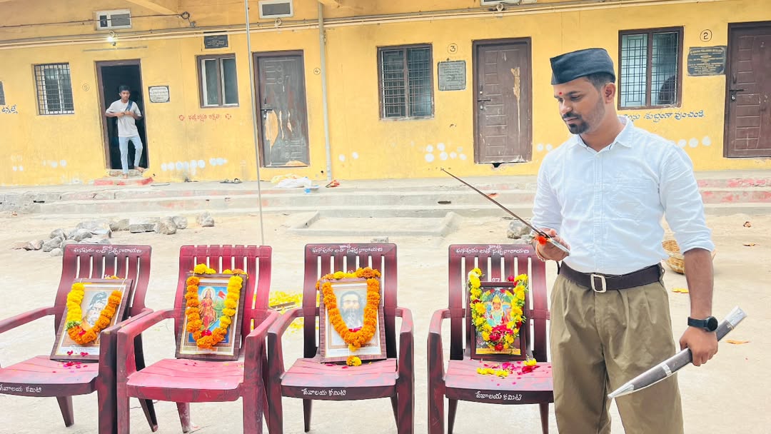 NaniAtakari's tweet photo. మా గ్రామం లో విజయ దశమి ఉంత్సవం లో
#RSS100Years 
#Dasara #RSSCentenaryCelebrations https://t.co/w40FpzxNsD