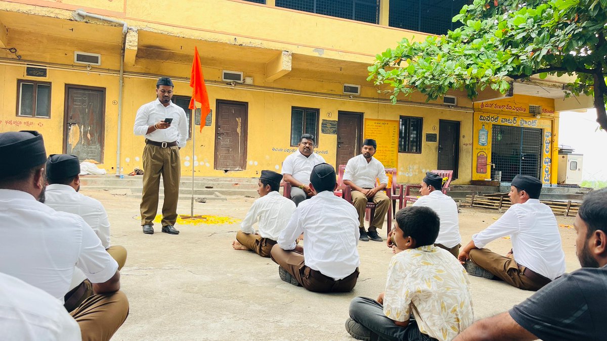 NaniAtakari's tweet photo. మా గ్రామం లో విజయ దశమి ఉంత్సవం లో
#RSS100Years 
#Dasara #RSSCentenaryCelebrations https://t.co/w40FpzxNsD