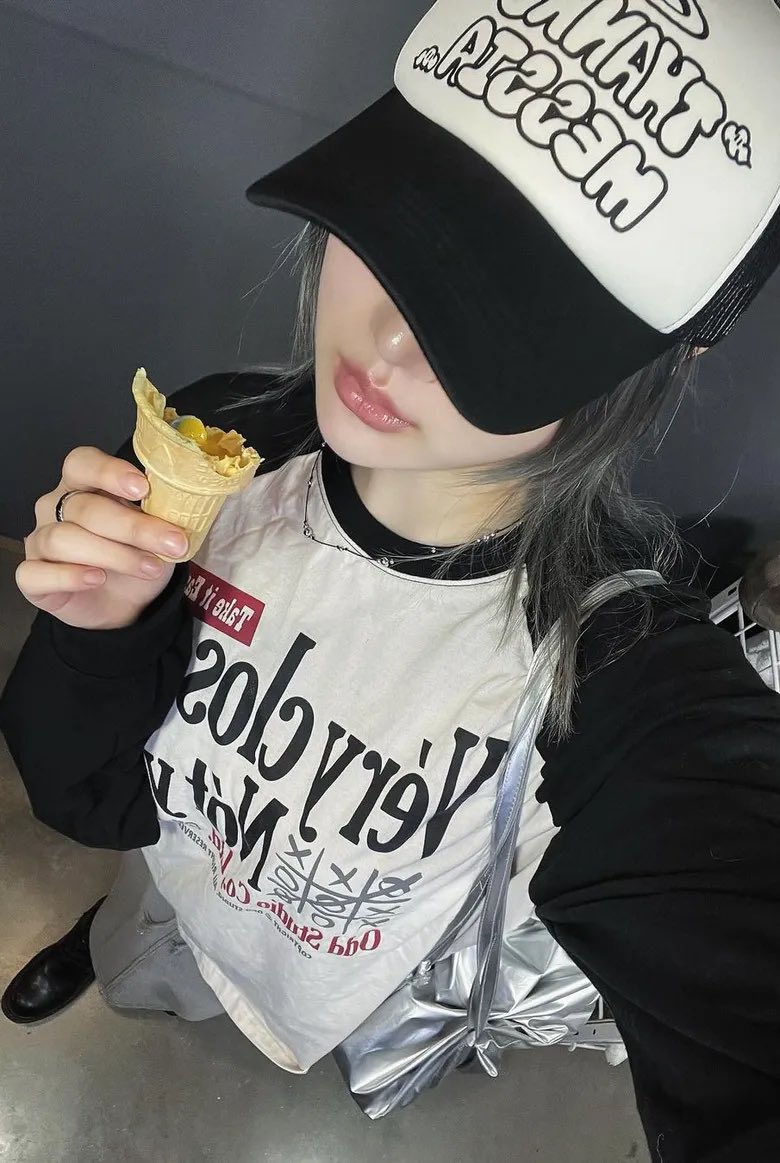 prevnseoul's tweet photo. Odd Studio Close raglan overfit long sleeve ลดราคา 55% เหลือตัวละ 830.- ส่งแอร์ (มัดจำ 400.-) มีทั้งหมด 10 สีค่าา 🧛🏻♀️*🎬𐙚
#oddstudio #พรีเกาหลี #พรีออร์เดอร์เกาหลี https://t.co/kHdf27lBC1