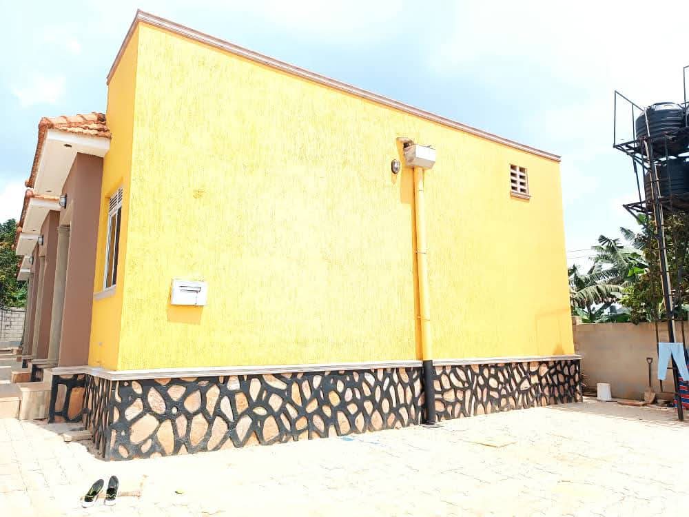 SsaliAnthony3's tweet photo. 6 RENTALS ON QUICK SALE. 240m 
It makes 3m per month 
LOCATED KIRA TOWN 
Price reduced to 240m now 

6units double rooms self-contained located at kira collecting 3m monthly income

Selling now at Ush. 240m only AND NEGOTIABLE https://t.co/H2glYQ5RdB