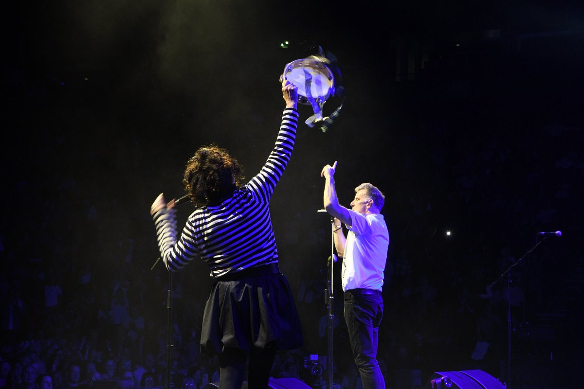 deaconbluemusic's tweet photo. AO Arena, Manchester 💙 01.10.25 

And a tour debut for Underneath The Stars! Full set list: https://t.co/7M92TuZ4mM

 ⏩ Next stop: OVO Arena, Wembley. https://t.co/fTOlU91psH