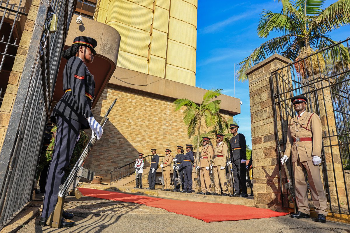 MkarabatiEl2's tweet photo. After a security meeting at Nyayo House, CS @kipmurkomen will proceed to the Kenya School of Government, Kabete, for a town hall meeting with opinion leaders, political leaders, security sector stakeholders.

#JukwaaLaUsalamaKE #CSMurkomen #Security https://t.co/GVgeWJIwQL