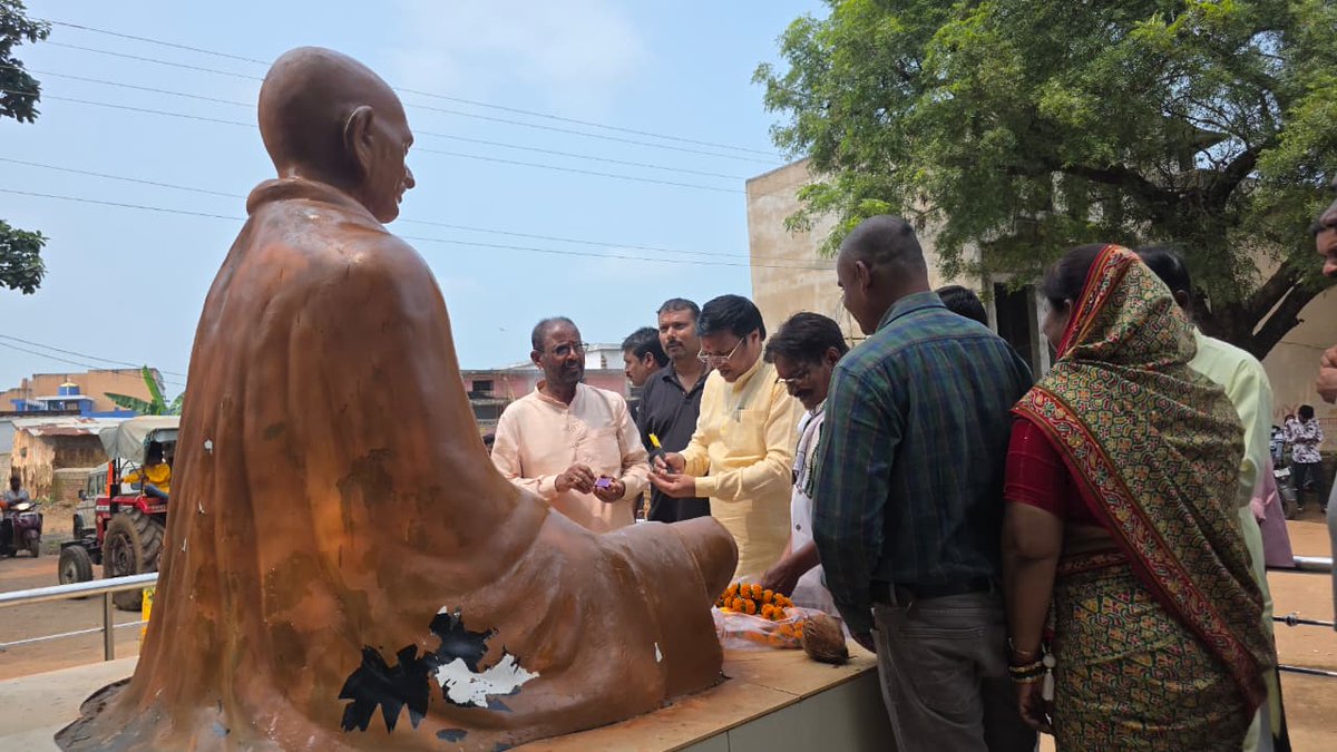BSBaghelINC's tweet photo. सत्य और अहिंसा के मार्ग पर चलते हुए राष्ट्र की स्वतंत्रता और विकास के लिए समर्पित रहे राष्ट्रपिता महात्मा गाँधी जी की जयंती पर आज घुमका में प्रतिमा पर माल्यार्पण कर उन्हे नमन किया गया। https://t.co/pPEdbPP9sa