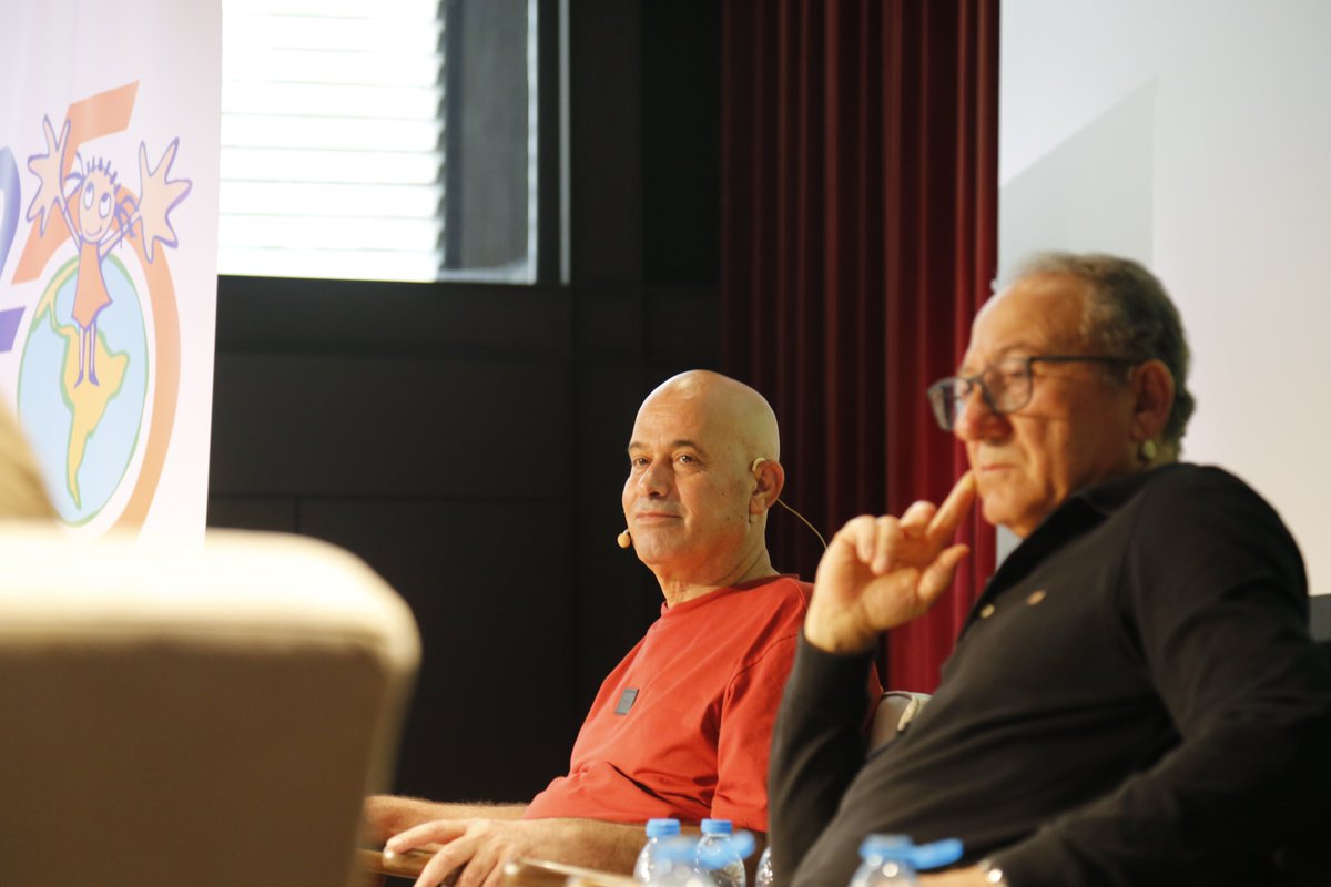ghumanitaria's tweet photo. El martes tuvimos el placer de vivir una tarde extraordinaria con la mesa redonda “#Palestina: Resistencia y Futuro” 🇵🇸

Najib Abu Warda y Kayed Hammad compartieron reflexiones sobre los desafíos que afronta su pueblo.

Gracias a todas las personas que llenaron el auditorio 🙏 https://t.co/LvSM3AlJY1