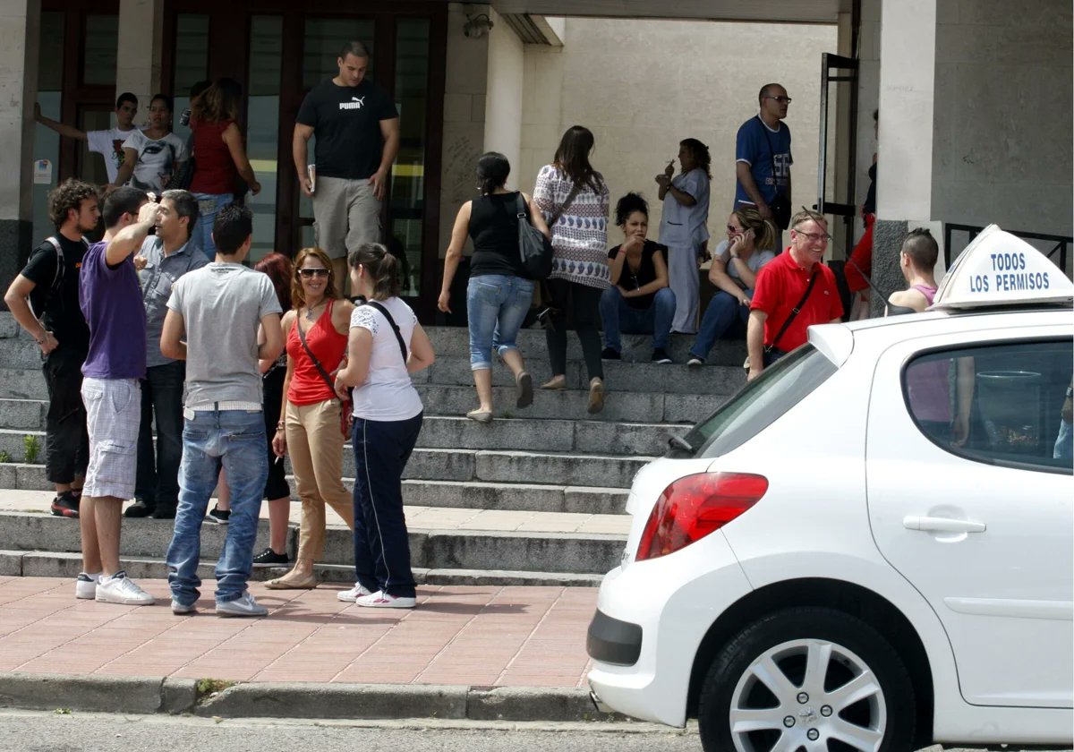 asextra's tweet photo. Cambios en el carnet de conducir del coche a partir de hoy en España: la DGT confirma el nuevo modelo de examen

 https://t.co/2kJy8yHtQE

#Asextra #Examinadores #DGT #Tráfico #AutoEscuelas #SeguridadVial https://t.co/snQ1OH6Lmh
