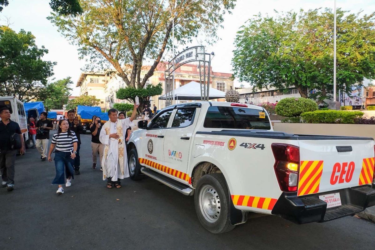 PHNews01's tweet photo. Upon the instruction of Mayor Sebastian Z. #Duterte, 10 trucks carrying 5,000 food packs, essential medicines, and relief supplies, along with 57 personnel, including doctors, psychosocial workers, and members of the 911 Urban Search & Rescue, were dispatched to Cebu.
#TindogCebu https://t.co/qd71beQoUd