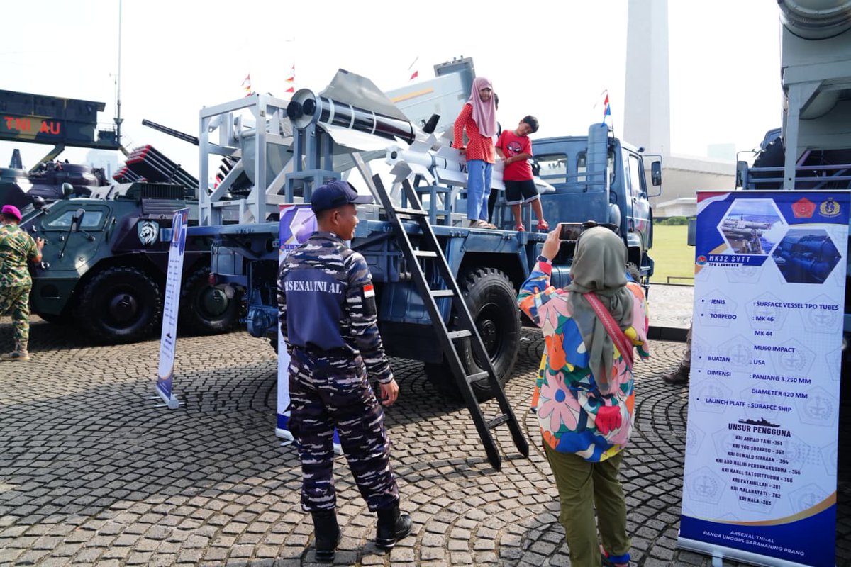 HasimVicky's tweet image. Rakyat setiap saat mendukung! Semangat pantang menyerah TNI dalam mengawal negara dari segala ancaman. Kalian adalah perisai terakhir kedaulatan kita.

TNI Rakyat Selamanya