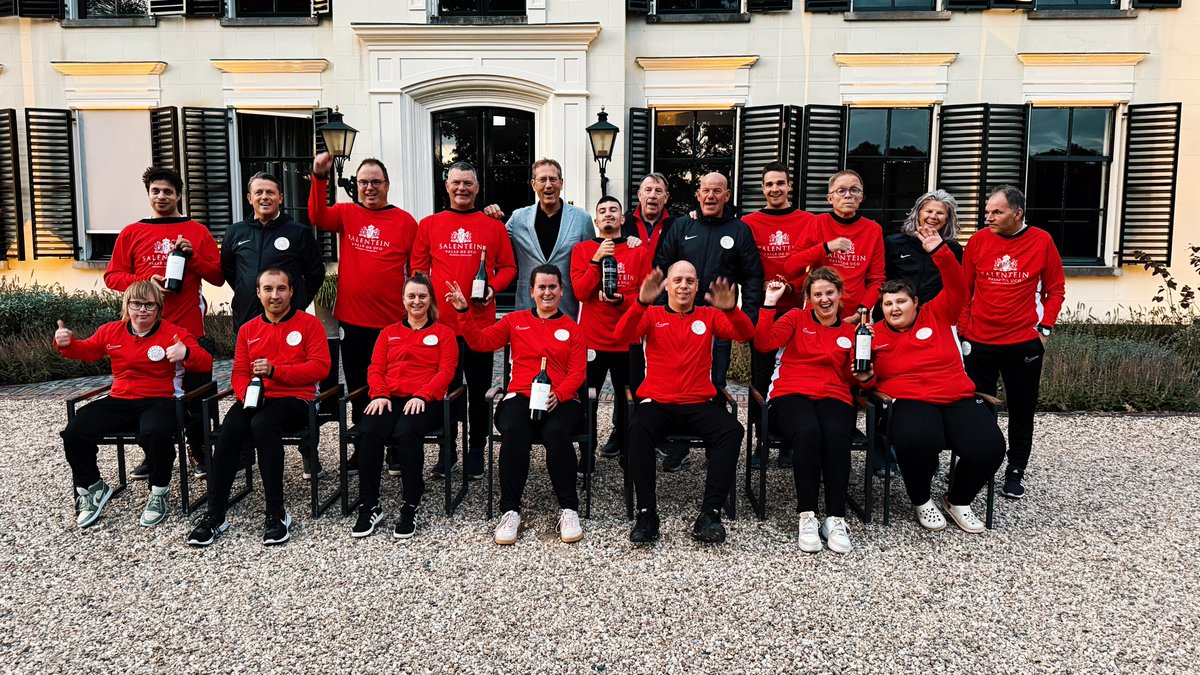 VVIJV's tweet photo. G-TEAM ⚽️ l Jubileumfeest voor het G-team: nieuwe trainingspakken dankzij Landgoed De Salentein.

https://t.co/KzBxLFRqaI https://t.co/NkRtlIMsiG