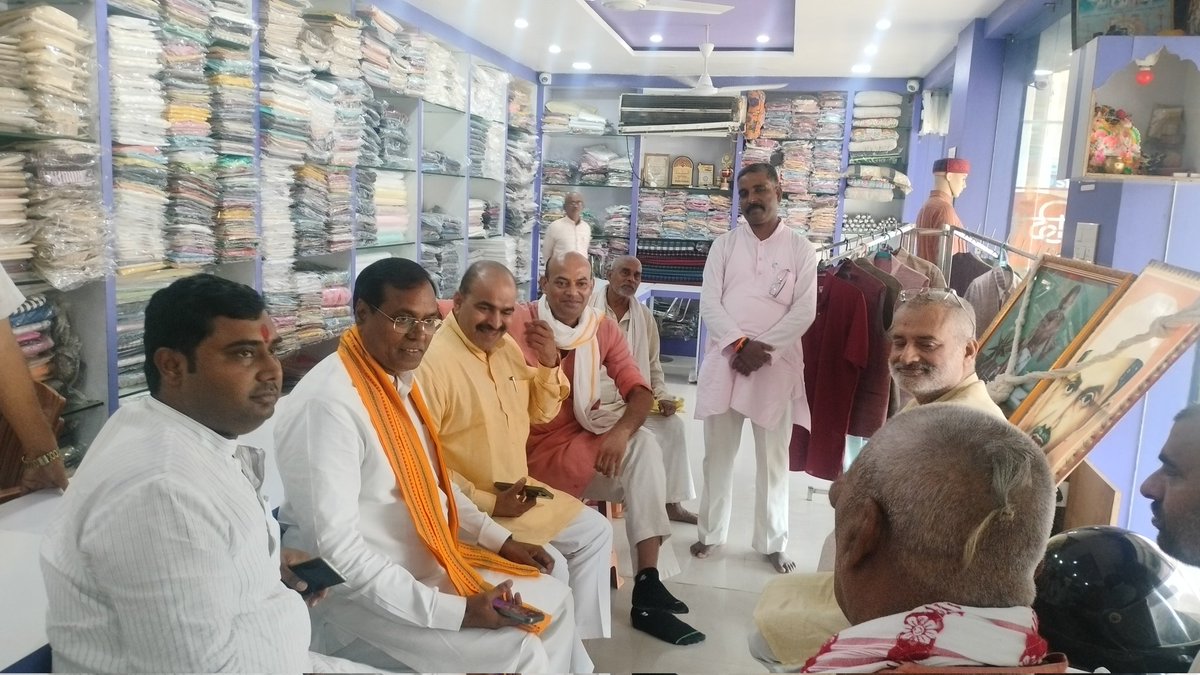 🇮🇳 2 अक्टूबर विशेष कार्यक्रम 🇮🇳
महात्मा गाँधी जयंती एवं लालबहादुर शास्त्री जयंती के अवसर पर आज फाजिलनगर गाँधी आश्रम स्थित पंकज पाण्डेय जी के खादी प्रतिष्ठान पर स्वदेशी अभियान के अंतर्गत राष्ट्रपिता महात्मा गाँधी एवं जय जवान जय किसान