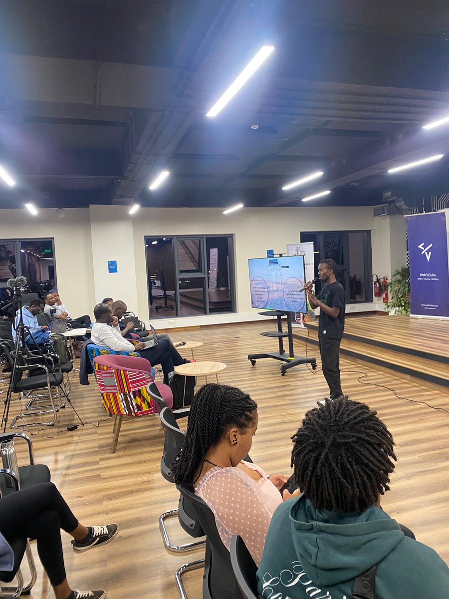 kichungix's tweet image. Pitching how we are helping individuals from emerging markets save in USDC, earn yields upto 10% annual percentage rate on all their deposits @minilend_bits . Many thanks to @Web3Clubs x @Scroll_ZKP  for the Scroll Local Node Founders program, and for all your support 💙