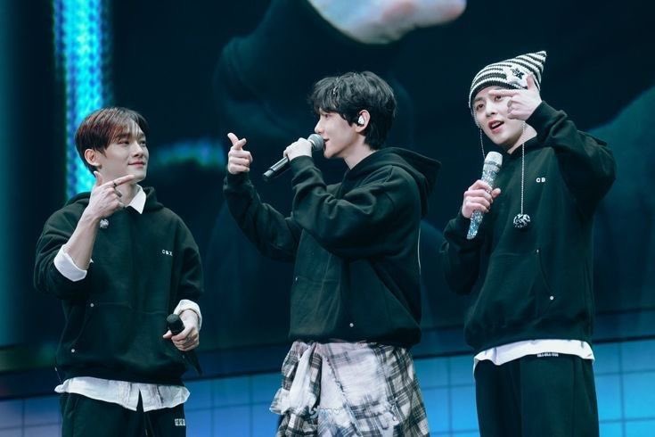 u_han94's tweet photo. TOGETHER WITH CBX , ALWAYS AND FOREVER ON THEIR SIDE ♡. https://t.co/9WSW6iODpB