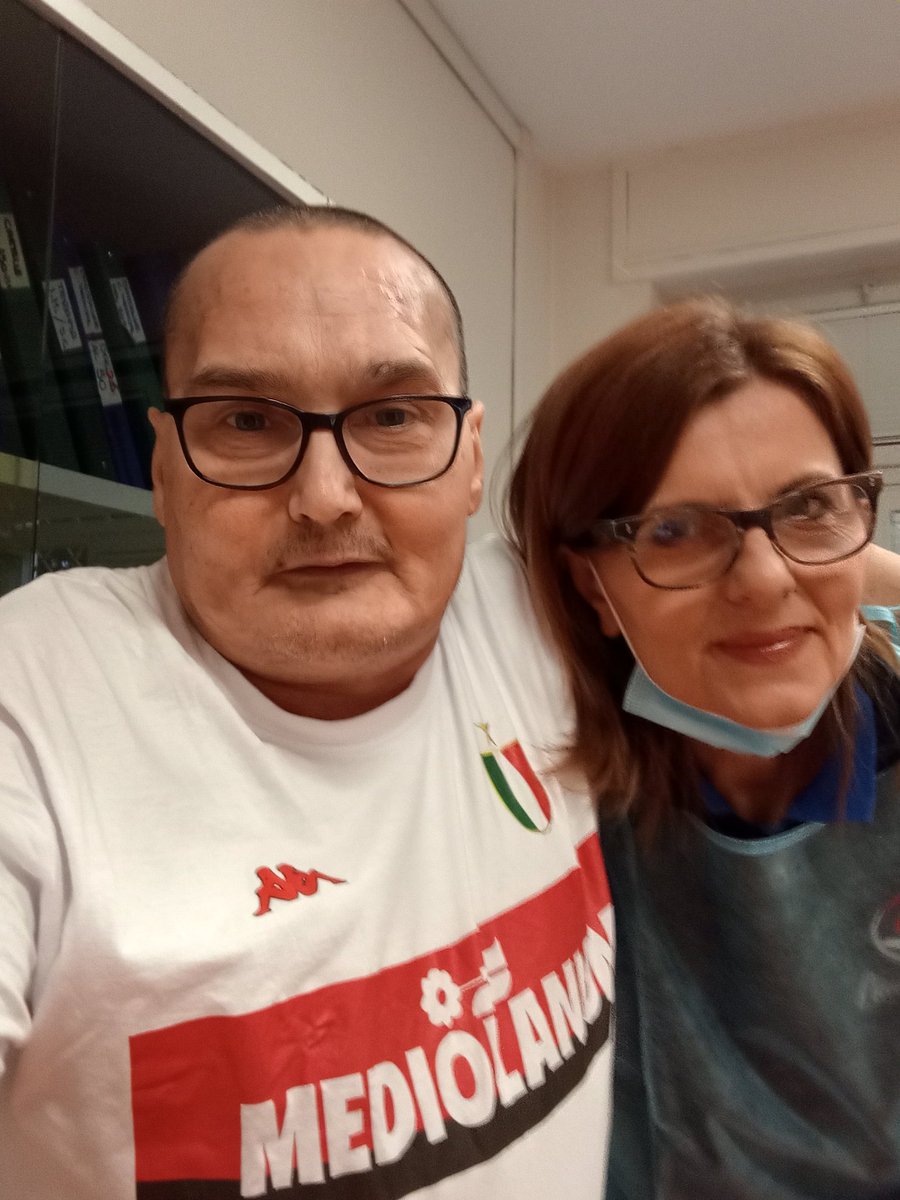 Settimana senza chemio per cui ieri ho preso cortisone in sciroppo e ora sono appena venuto dall'asl dove ho fatto medicazione al mid-line🤬
Come sempre,la battaglia va avanti senza sosta, ma non mi trova certo impreparato.
Tosta lei, molto tosto io!!!😎
Ça va sans dire: io non