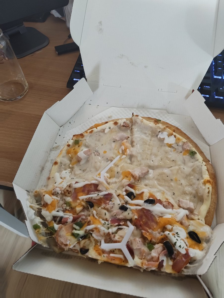 친구 피자 배달온거 존나웃기네 ㅋㅋㅋㅋㅋㅋㅋㅋㅋ