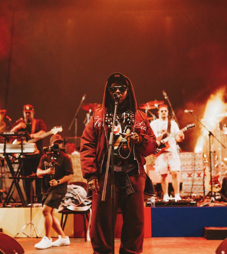 Lauryn Hill rocking <a href="/MrDontoh/">JUDE DONTOH.</a> x Yellow Studio; By The Fireside Collection