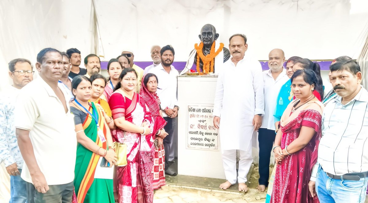SiddharthDas_11's tweet photo. Tributes to #MahatmaGandhi Ji, He reminds us that truth,ahimsha and compassion can reshape the course of history. His ideals, teachings and principles will continue to inspire for generations to come.🙏
Be the change you wish to see in the world! #GandhiJayanti #Sambalpur #Odisha https://t.co/7x7AbToT4F
