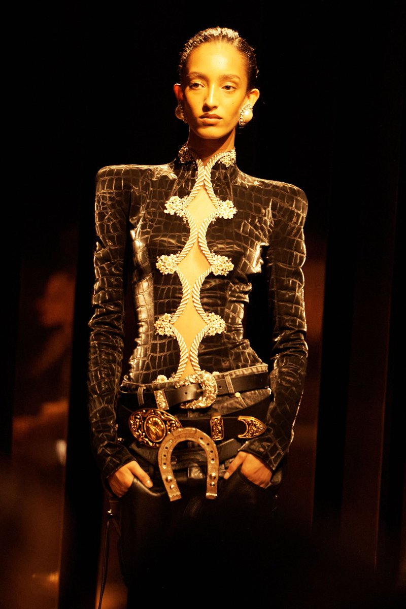 izzah_vl's tweet image. new schiaparelli by daniel roseberry today!