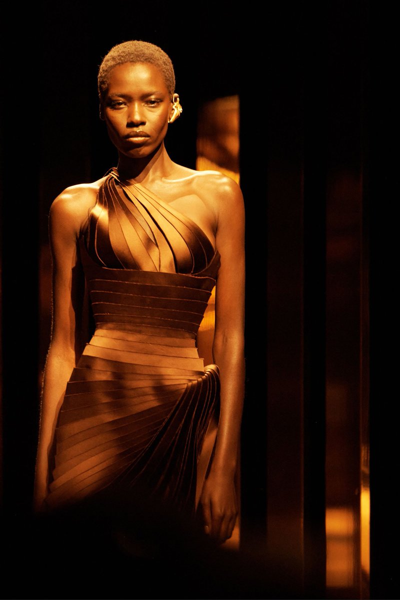 izzah_vl's tweet image. new schiaparelli by daniel roseberry today!