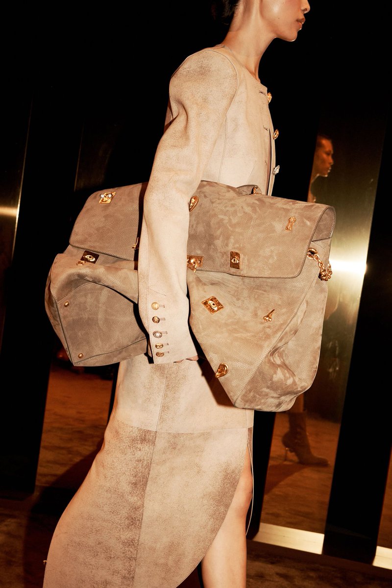 izzah_vl's tweet image. new schiaparelli by daniel roseberry today!