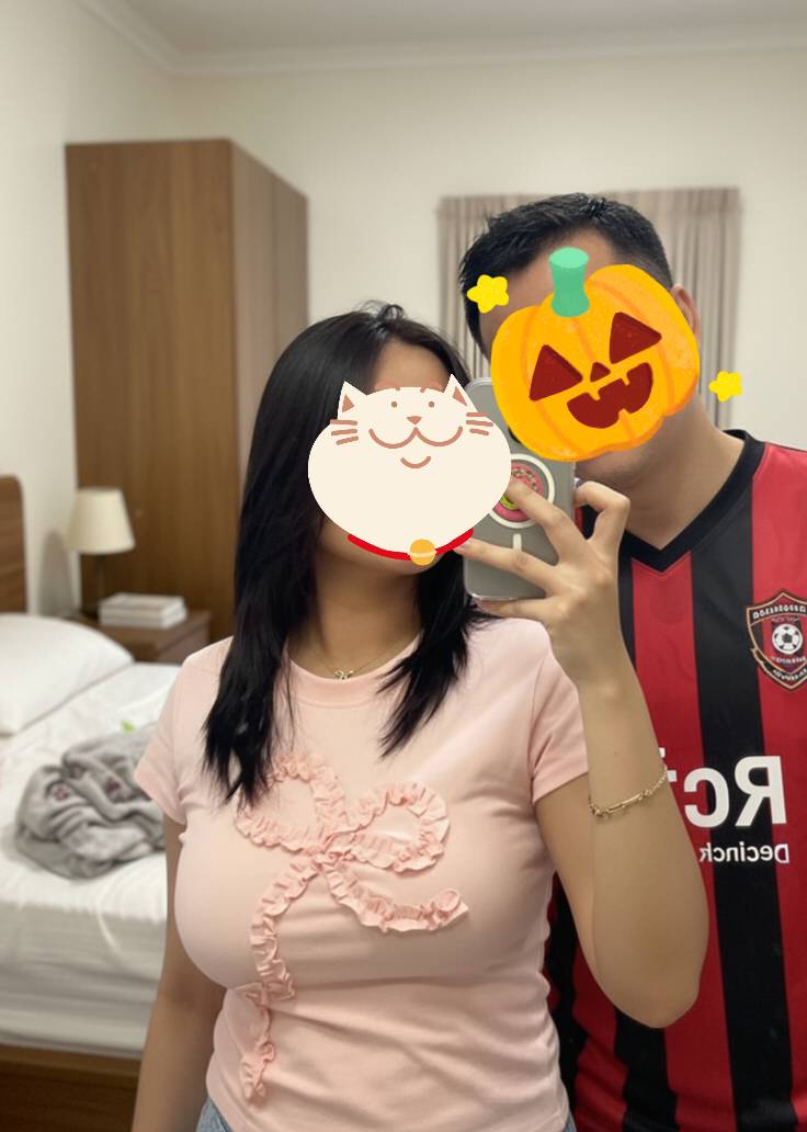 ขี่เวฟคู่ใจมาเยือนถิ่นเมืองเพชร แล้วได้มีโอกาสมาพบเจอกับน้องคลีน สาวแม่ลูกอ่อนสุดน่ารัก เธออัธยาศัยดี สองเต้าใหญ่กำลังคัดเพราะเธอเพิ่งคลอดลูกได้3เดือน ว่าแล้วก็จัดการนัวเนียกันไปมาคาชุดที่เธอสวมใส่ น้ำนมเยอะมากๆรสชาติหวานละมุนนุ่มลิ้น ฟินกันไปเลยกับลีลาสุดร้อนแรงที่เธอได้มอบให้