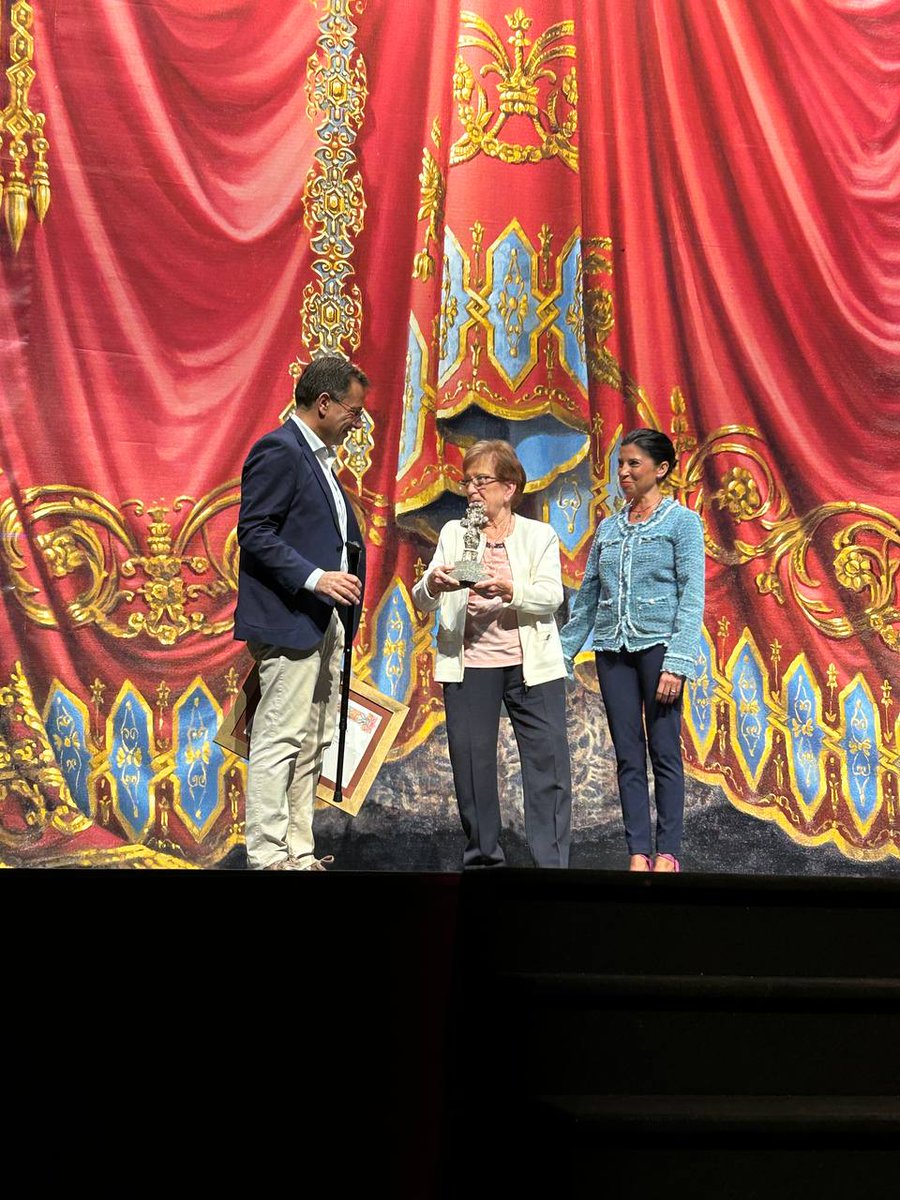 Ayer, Nieves Navarro asistió a la Gala del Día de los Mayores.
👏 Reconocimiento a Angelita Domínguez y, a título póstumo, a Valeriano Belmonte.
🎶 Música de la Banda Municipal y la voz del tenor Agustín Plaza.
🙏 Gracias a nuestros mayores por su sabiduría.
#UnidasPodemos