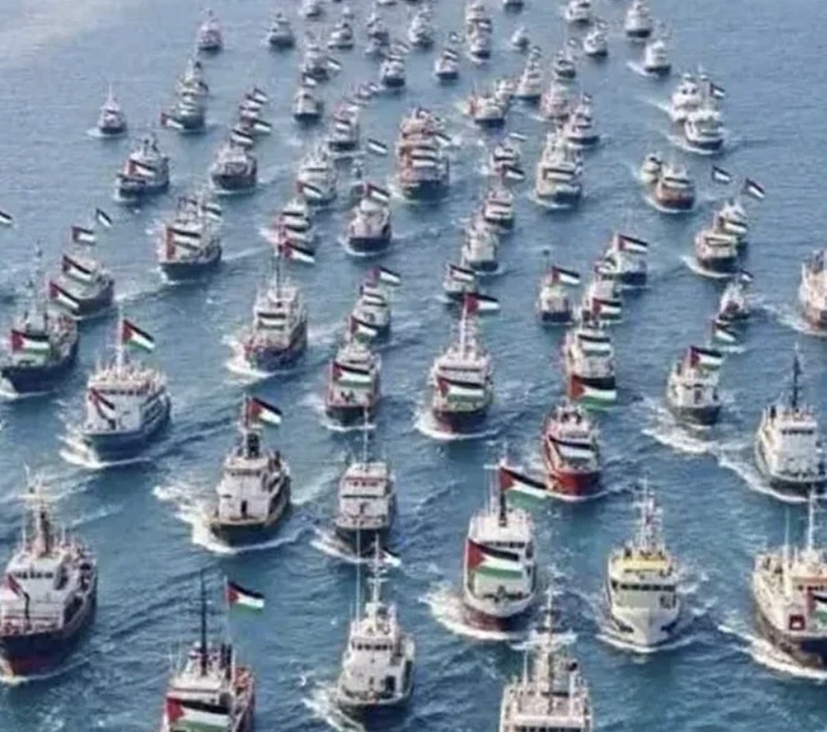 Küresel Sumud Filosu Gazze’ye yaklaşıyor…
O gemiler sadece yardım değil, insanlığın onurunu, vicdanını taşıyor.
Engeller koyacaklar, tehdit edecekler ama bilsinler ki:
Bir avuç yürekli insanın kararlılığı, koskoca zulmün duvarlarını yıkar.

Gazze’nin ufkuna doğru süzülen bu