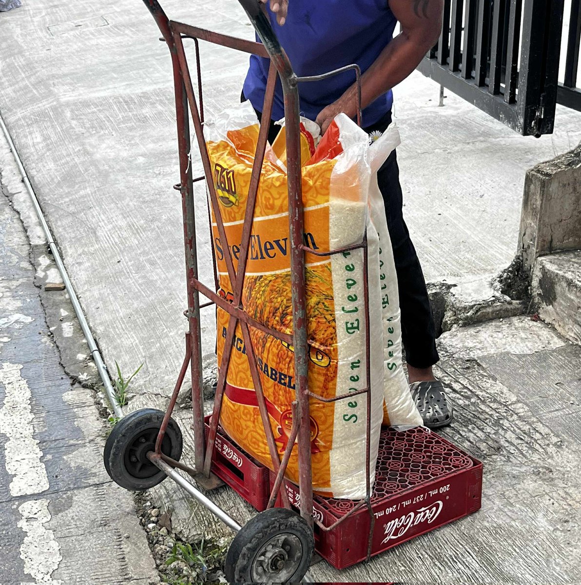 ikay_nim's tweet photo. With ₱4,000 worth of groceries, 5 packs of water, and 1 sack of rice, plus an extra sack of rice and 2 packs of water donated by someone with a generous heart, we are reminded that even little contributions can mean so much. Small or big, every act of love makes a difference.🤍 https://t.co/HqcZfPPgqz