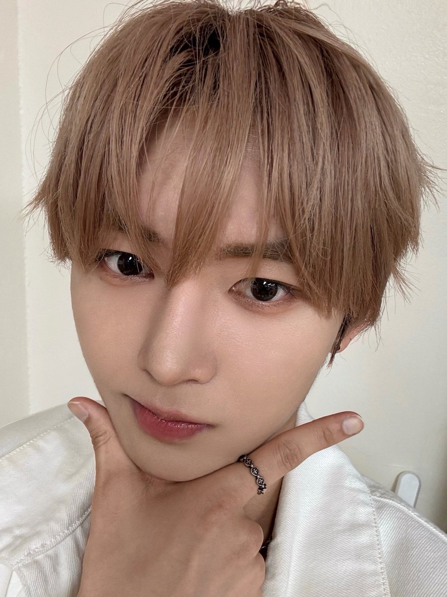 noueraglobal's tweet image. [📸] 251002 B.STAGE UPDATE | #LIN

I feel like I regain a lot of energy when I space out these days, so I recommend it to NovA!
Let's space out together~ ㅋㅋㅋ🫨

🔗 nouera-official.com

#NouerA #누에라 #ヌエラ #린