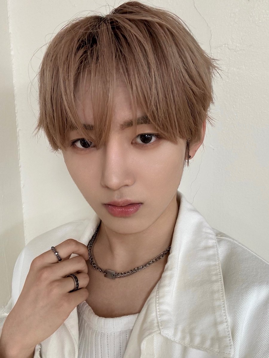 noueraglobal's tweet image. [📸] 251002 B.STAGE UPDATE | #LIN

I feel like I regain a lot of energy when I space out these days, so I recommend it to NovA!
Let's space out together~ ㅋㅋㅋ🫨

🔗 nouera-official.com

#NouerA #누에라 #ヌエラ #린